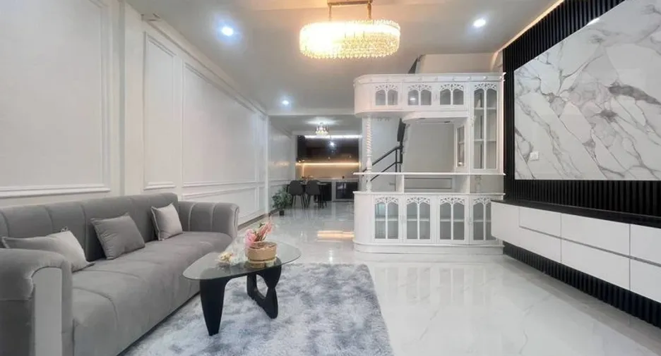 À vendre 2 chambres maison de ville à Bang Lamung, Chonburi
