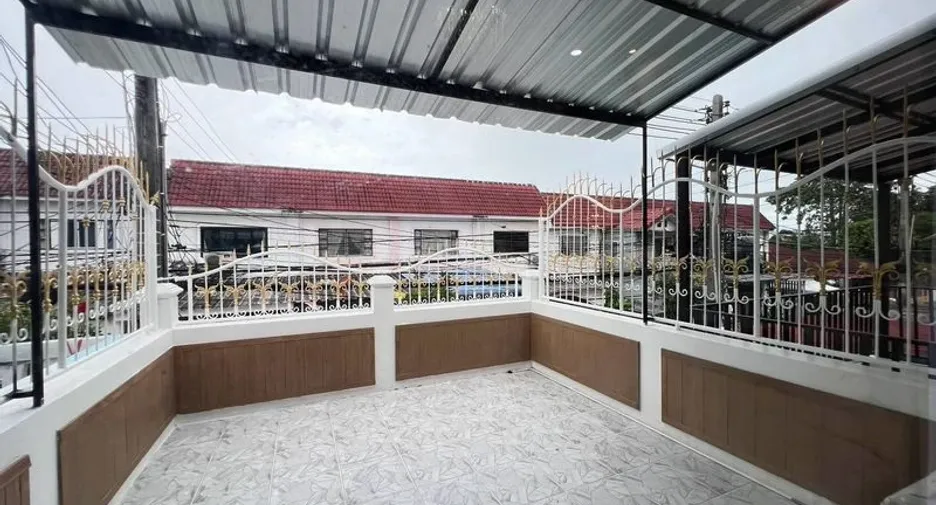 À vendre 2 chambres maison de ville à Bang Lamung, Chonburi