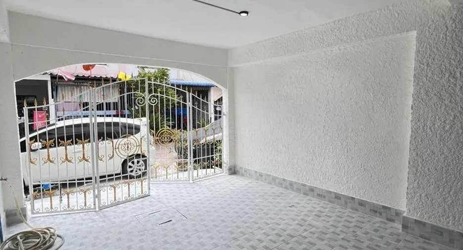 À vendre 2 chambres maison de ville à Bang Lamung, Chonburi