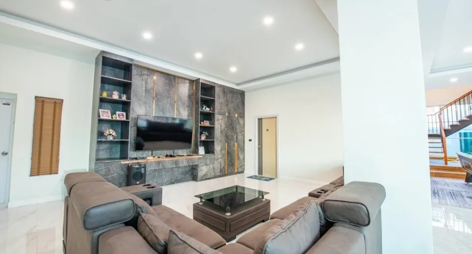 For sale 5 ベッドルーム villa in Bang Lamung, Chonburi