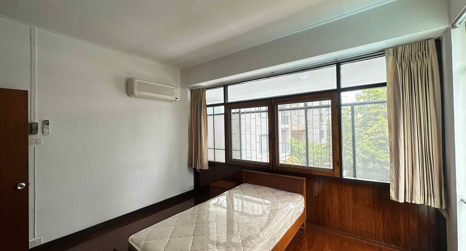 À louer 2 chambres condo à Watthana, Bangkok