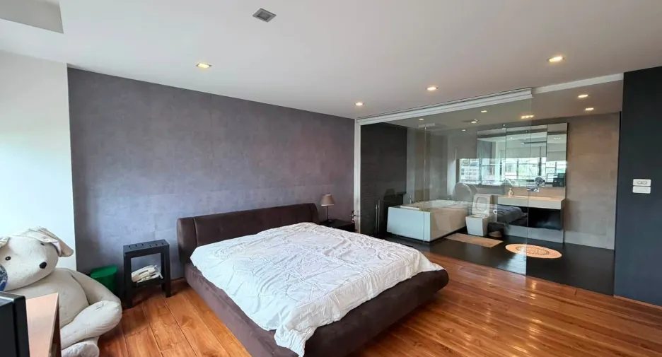 For rent 2 bedrooms condo in Yan Nawa, Bangkok