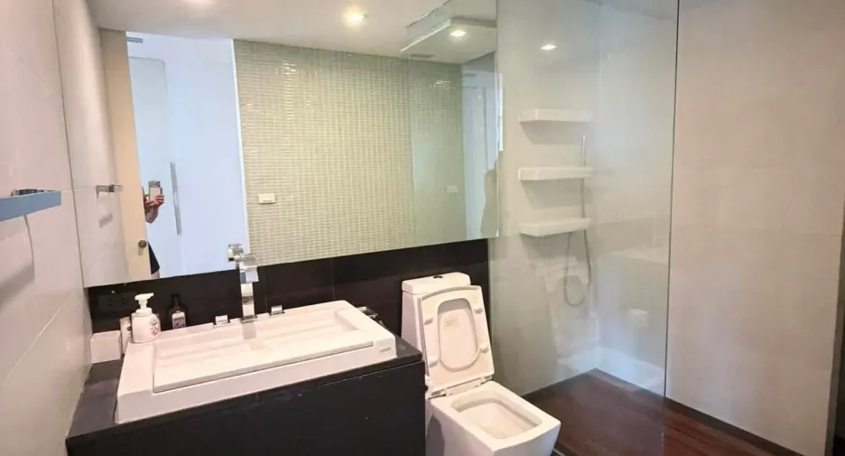 For rent 2 bedrooms condo in Yan Nawa, Bangkok