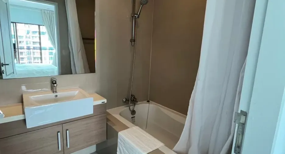 For sale 1 bed condo in Khlong Toei, Bangkok
