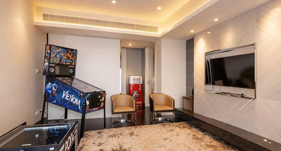 For rent 4 bedrooms condo in Yan Nawa, Bangkok