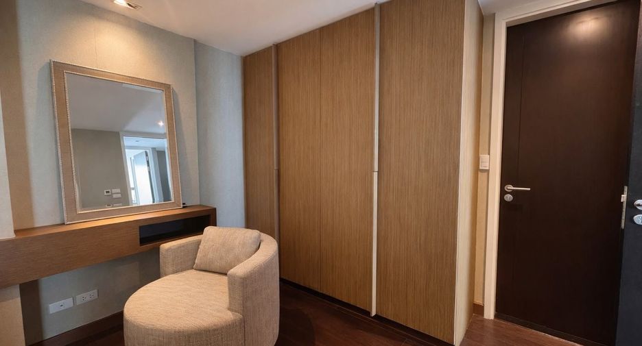 For rent 4 bedrooms condo in Yan Nawa, Bangkok