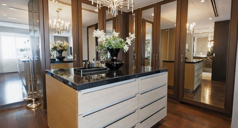 For rent 4 bedrooms condo in Yan Nawa, Bangkok