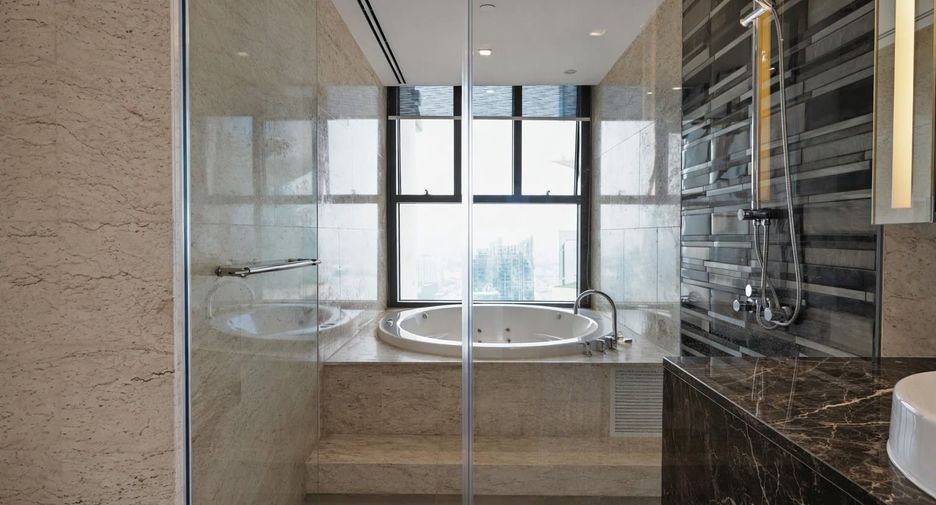 For rent 4 bedrooms condo in Yan Nawa, Bangkok