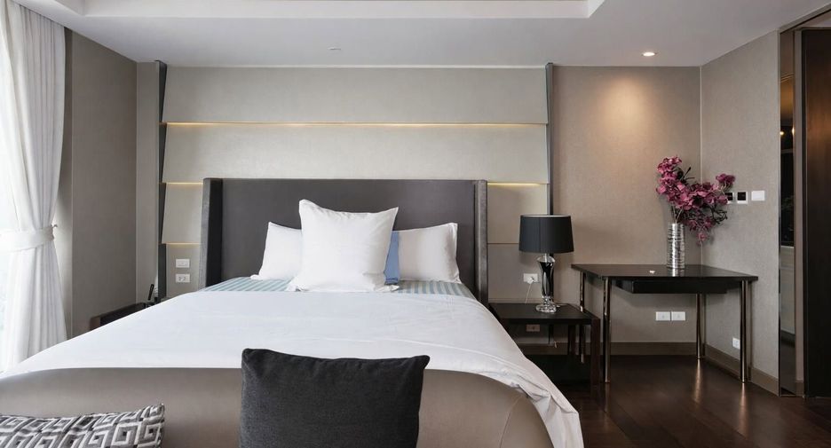 For rent 4 bedrooms condo in Yan Nawa, Bangkok