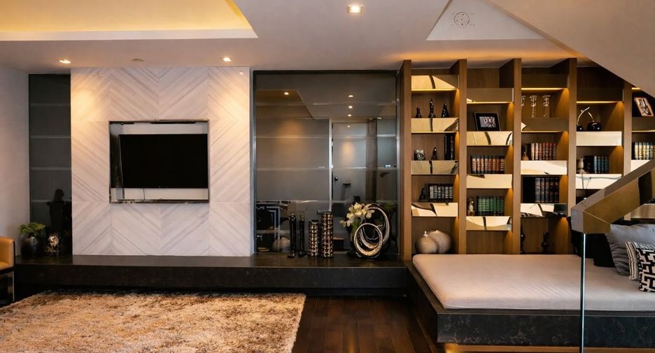 For rent 4 bedrooms condo in Yan Nawa, Bangkok
