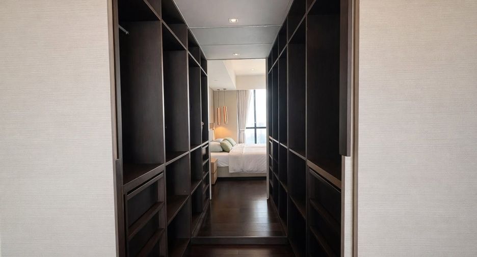 For rent 4 bedrooms condo in Yan Nawa, Bangkok