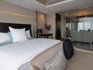 For rent 4 bedrooms condo in Yan Nawa, Bangkok