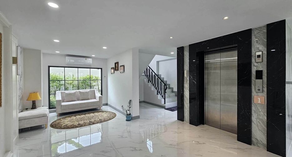 For rent 5 bedrooms villa in San Kamphaeng, Chiang Mai
