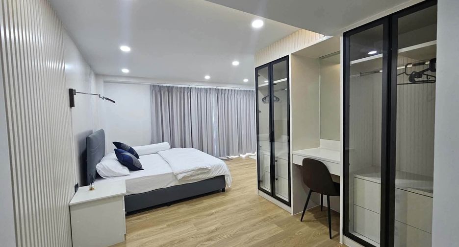 For rent 5 bedrooms villa in San Kamphaeng, Chiang Mai