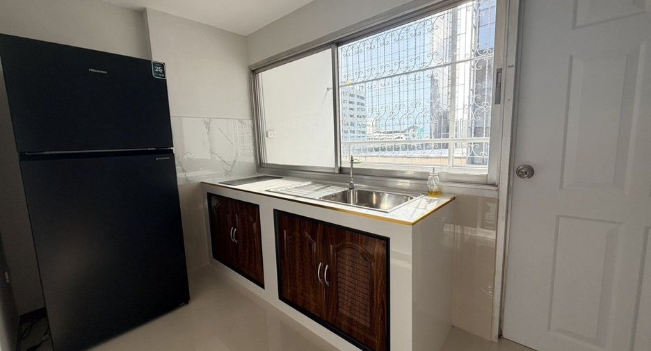 For rent 2 bedrooms condo in Huai Khwang, Bangkok