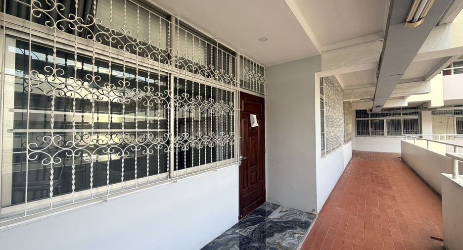 For rent 2 bedrooms condo in Huai Khwang, Bangkok