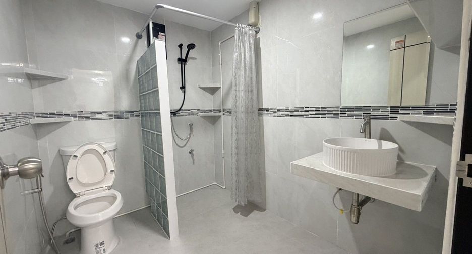 For rent 2 bedrooms condo in Huai Khwang, Bangkok