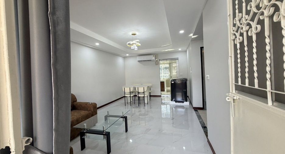 For rent 2 bedrooms condo in Huai Khwang, Bangkok