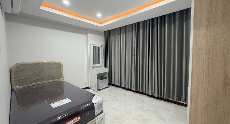 For rent 2 bedrooms condo in Huai Khwang, Bangkok