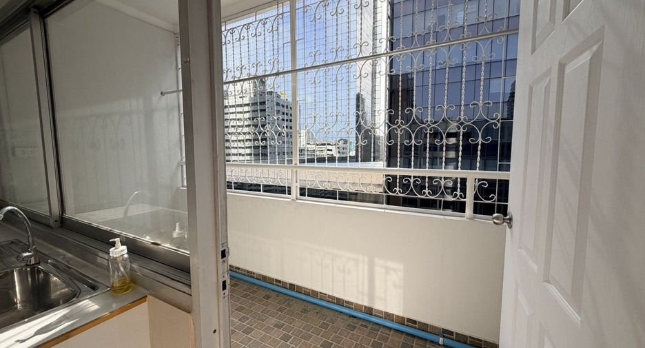 For rent 2 bedrooms condo in Huai Khwang, Bangkok