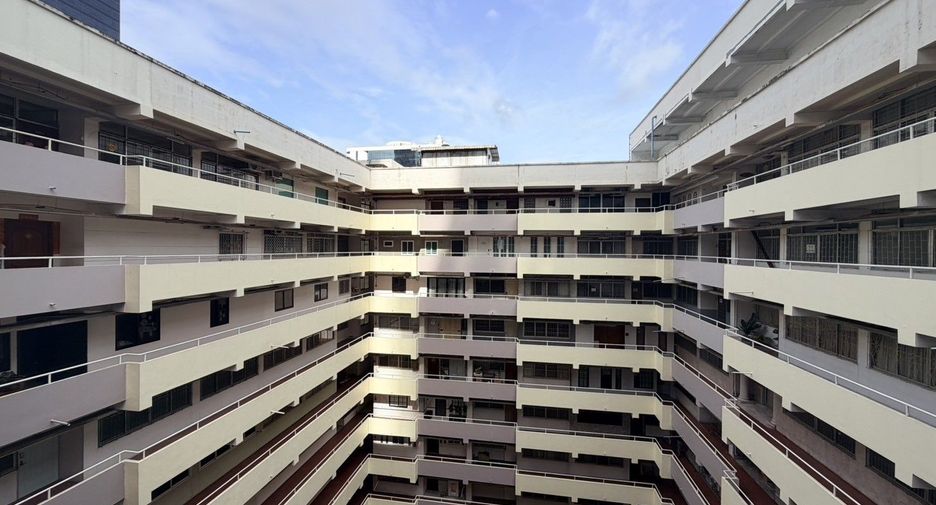 For rent 2 bedrooms condo in Huai Khwang, Bangkok