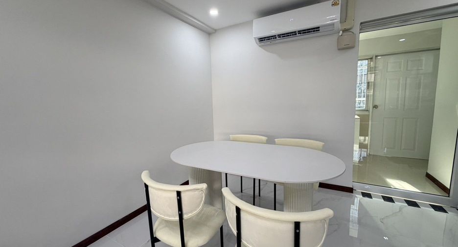 For rent 2 bedrooms condo in Huai Khwang, Bangkok