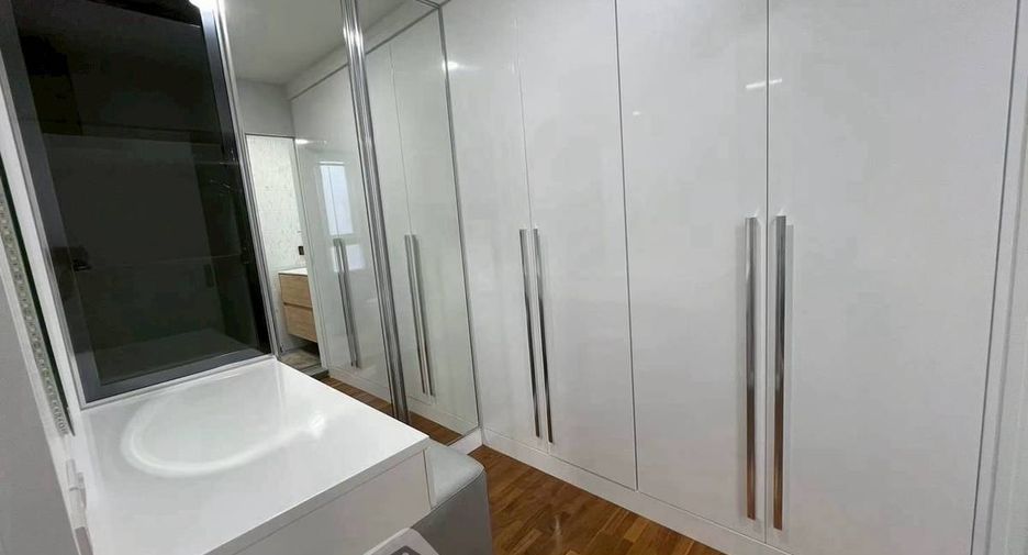 For rent 3 bedrooms condo in Watthana, Bangkok