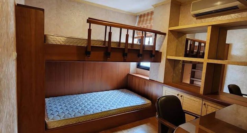 For rent 2 bedrooms condo in Bang Rak, Bangkok