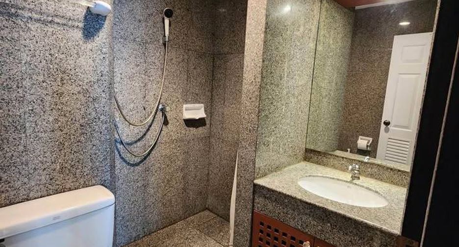 For rent 2 bedrooms condo in Bang Rak, Bangkok