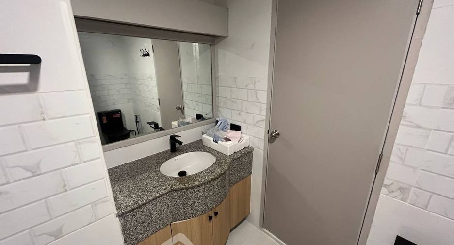 For sale 4 bedrooms condo in Watthana, Bangkok