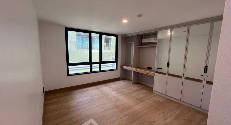 For sale 4 bedrooms condo in Watthana, Bangkok
