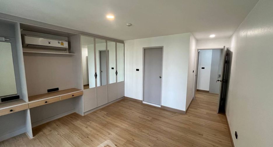 For sale 4 bedrooms condo in Watthana, Bangkok