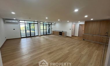 For sale 4 bedrooms condo in Watthana, Bangkok