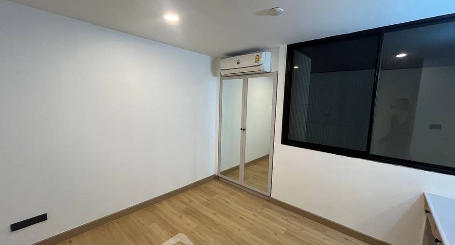 For sale 4 bedrooms condo in Watthana, Bangkok