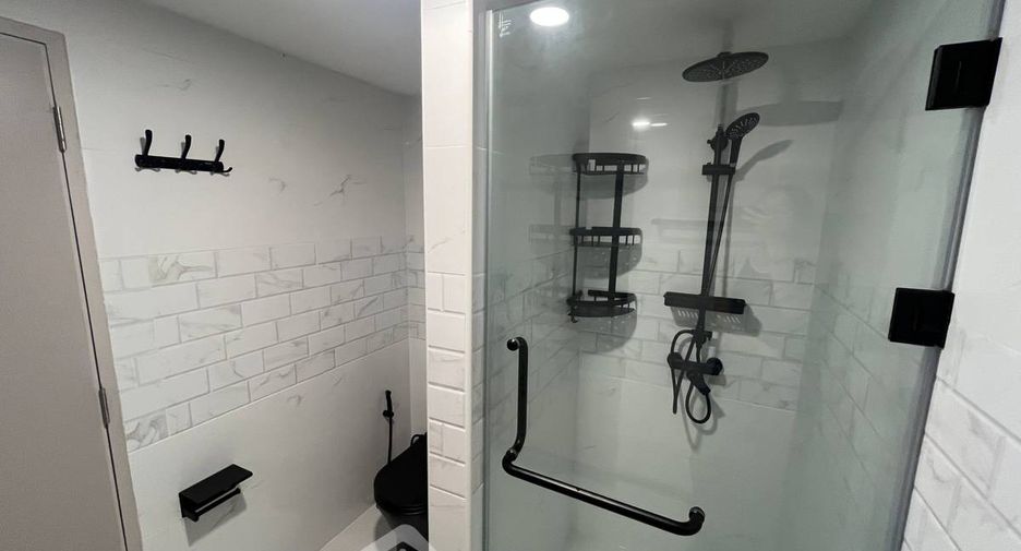 For sale 4 bedrooms condo in Watthana, Bangkok