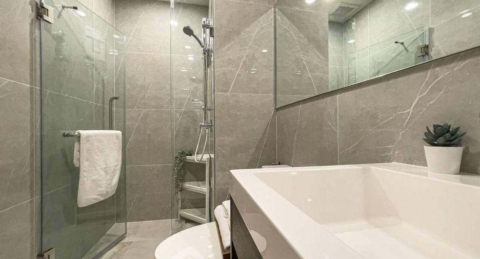 For sale 2 bedrooms condo in Huai Khwang, Bangkok