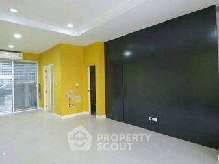 Casa adosada en venta de 3 habitaciones en Lat Krabang, Bangkok