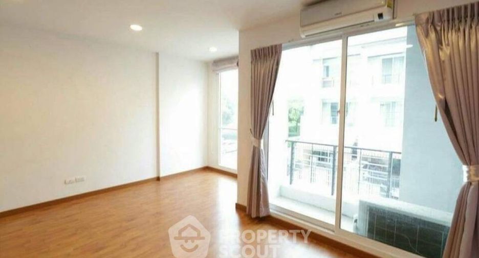 For sale 3 bedrooms townhouse in Lat Krabang, Bangkok