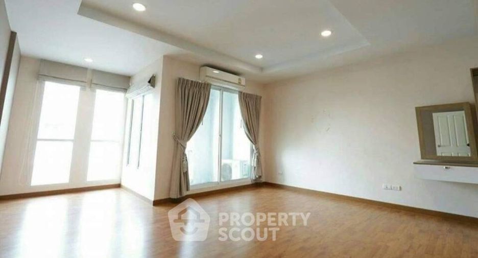 For sale 3 bedrooms townhouse in Lat Krabang, Bangkok