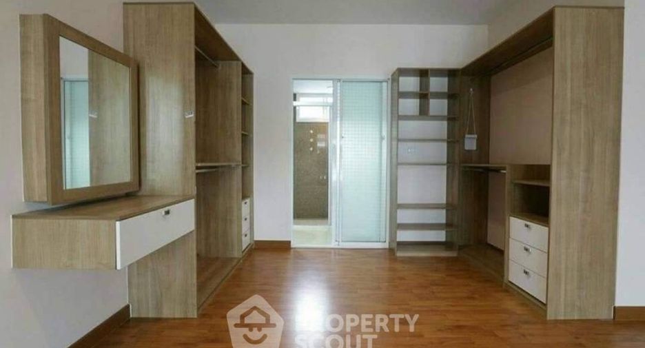 For sale 3 bedrooms townhouse in Lat Krabang, Bangkok