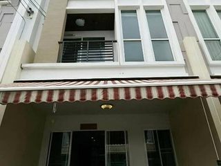 Casa adosada en venta de 3 habitaciones en Lat Krabang, Bangkok