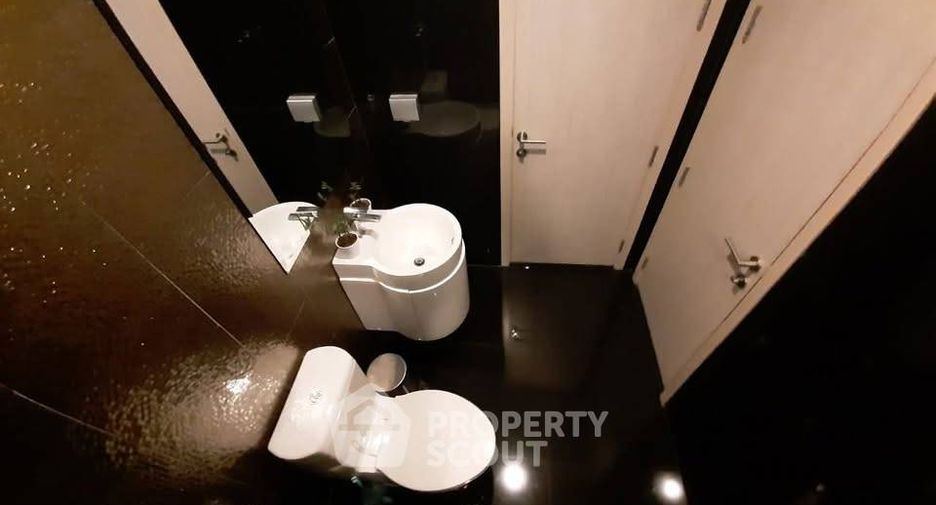 À vendre 2 chambres condo à Khlong Toei, Bangkok
