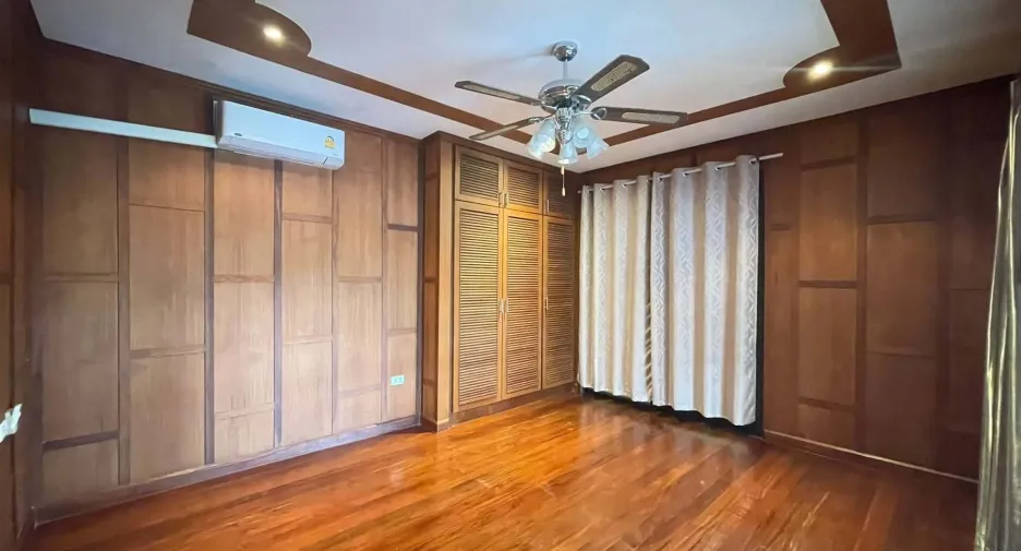 Casa en venta y en alquiler de 5 habitaciones en Jomtien, Pattaya