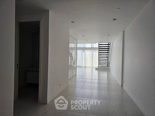 For rent 4 bedrooms condo in Pathum Wan, Bangkok