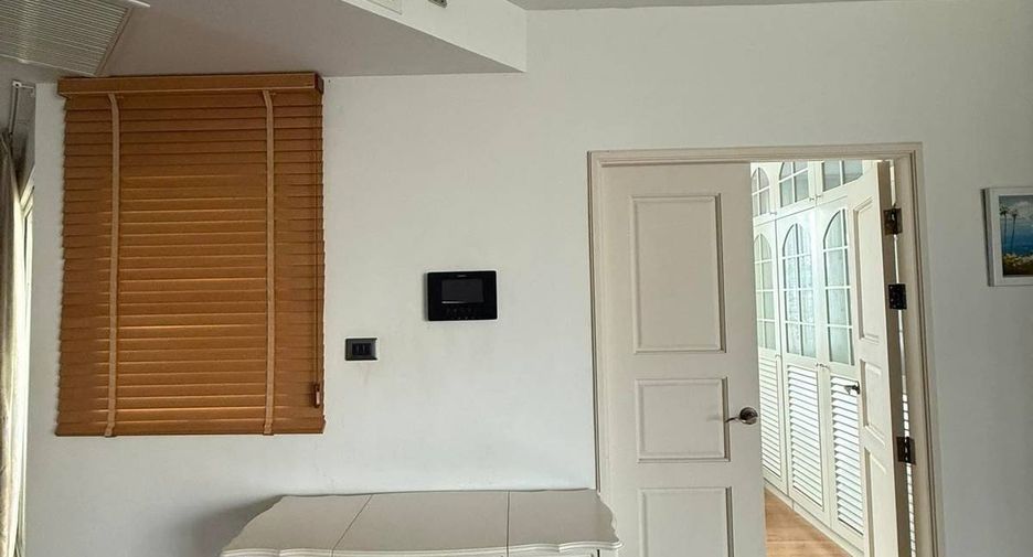 For rent 2 bedrooms condo in Huai Khwang, Bangkok
