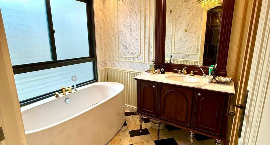 For rent 4 ベッドルーム house in Bang Kapi, Bangkok
