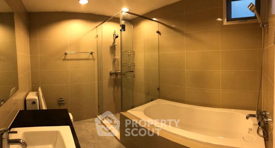 For rent 3 bedrooms condo in Huai Khwang, Bangkok