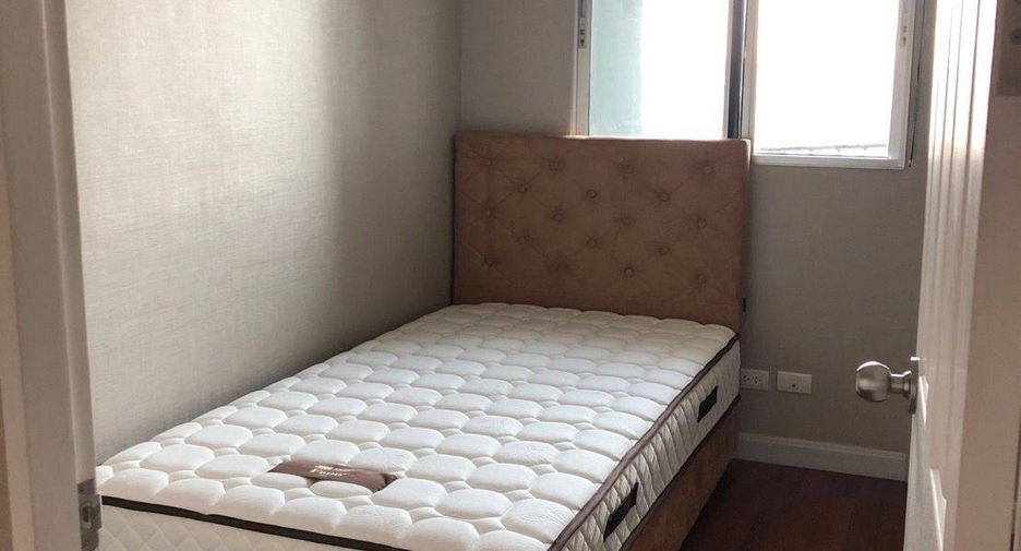 For rent 3 bedrooms condo in Huai Khwang, Bangkok