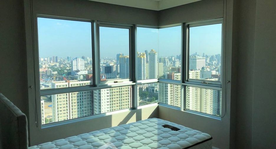For rent 3 bedrooms condo in Huai Khwang, Bangkok