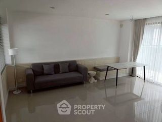 Casa adosada en alquiler de 3 habitaciones en Saphan Sung, Bangkok